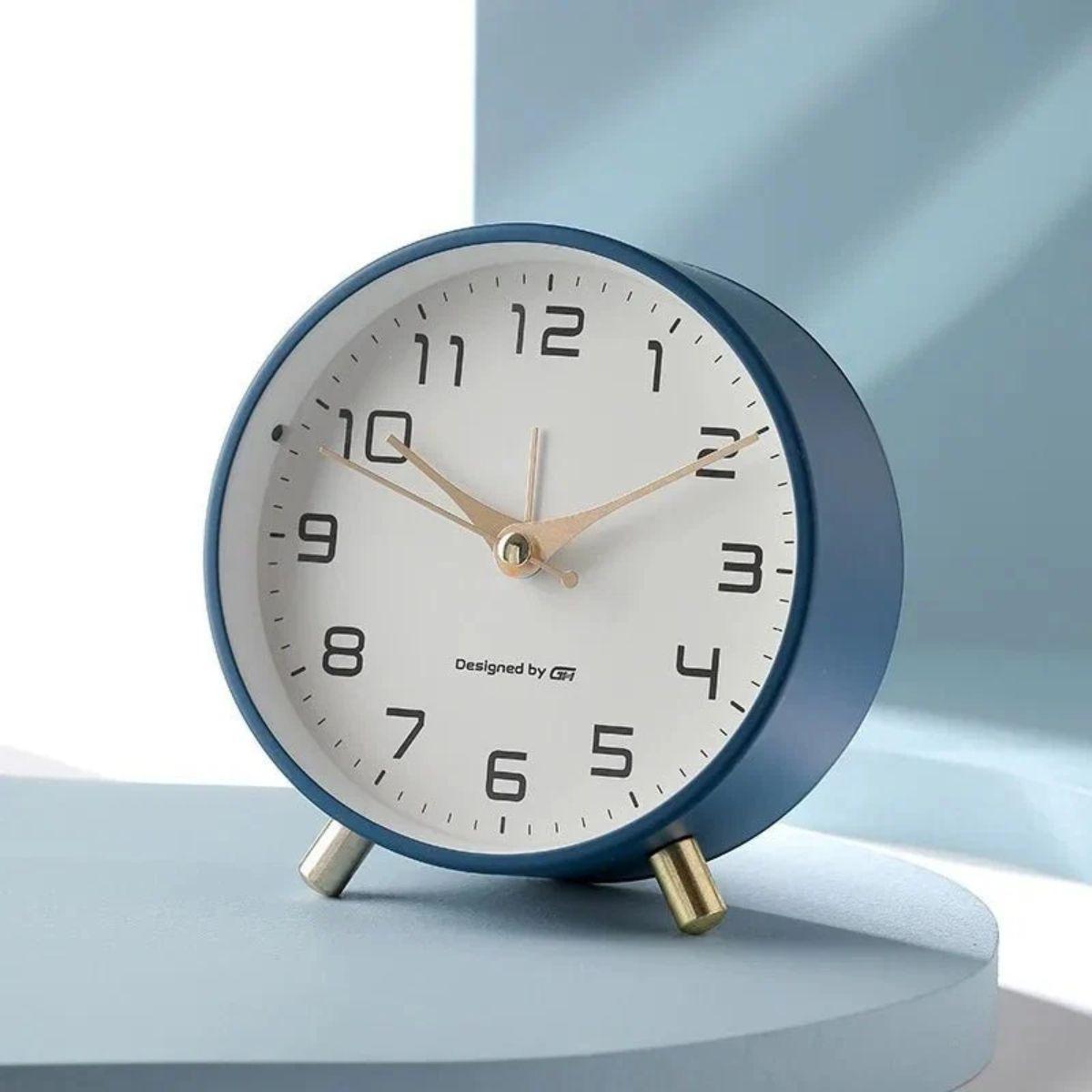 Silent Bedside Table Clock With Analog Display
