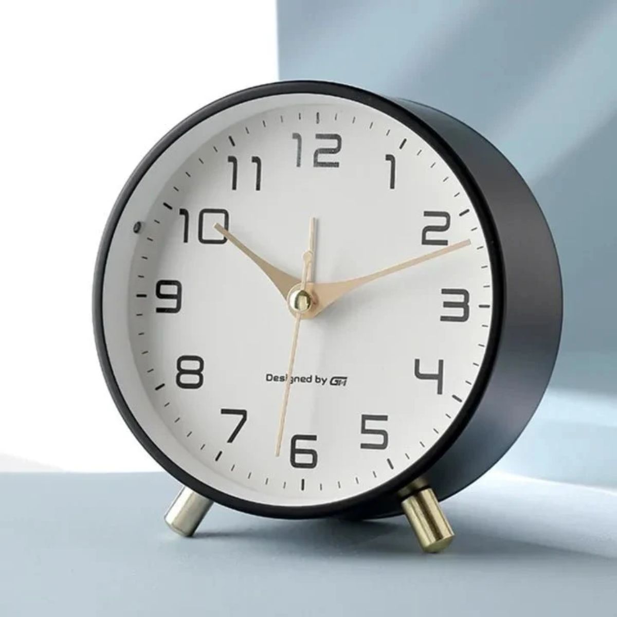 Silent Bedside Table Clock With Analog Display