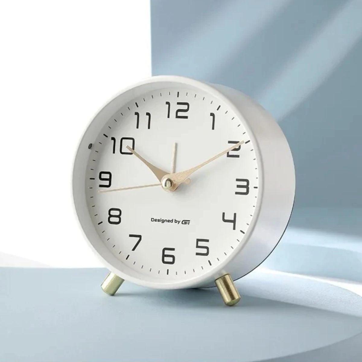Silent Bedside Table Clock With Analog Display