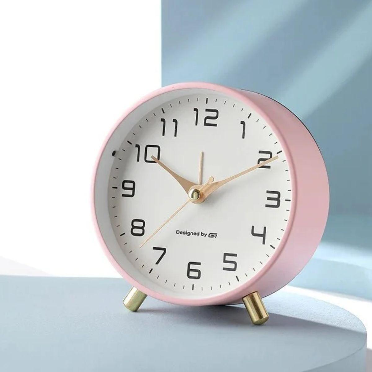 Silent Bedside Table Clock With Analog Display
